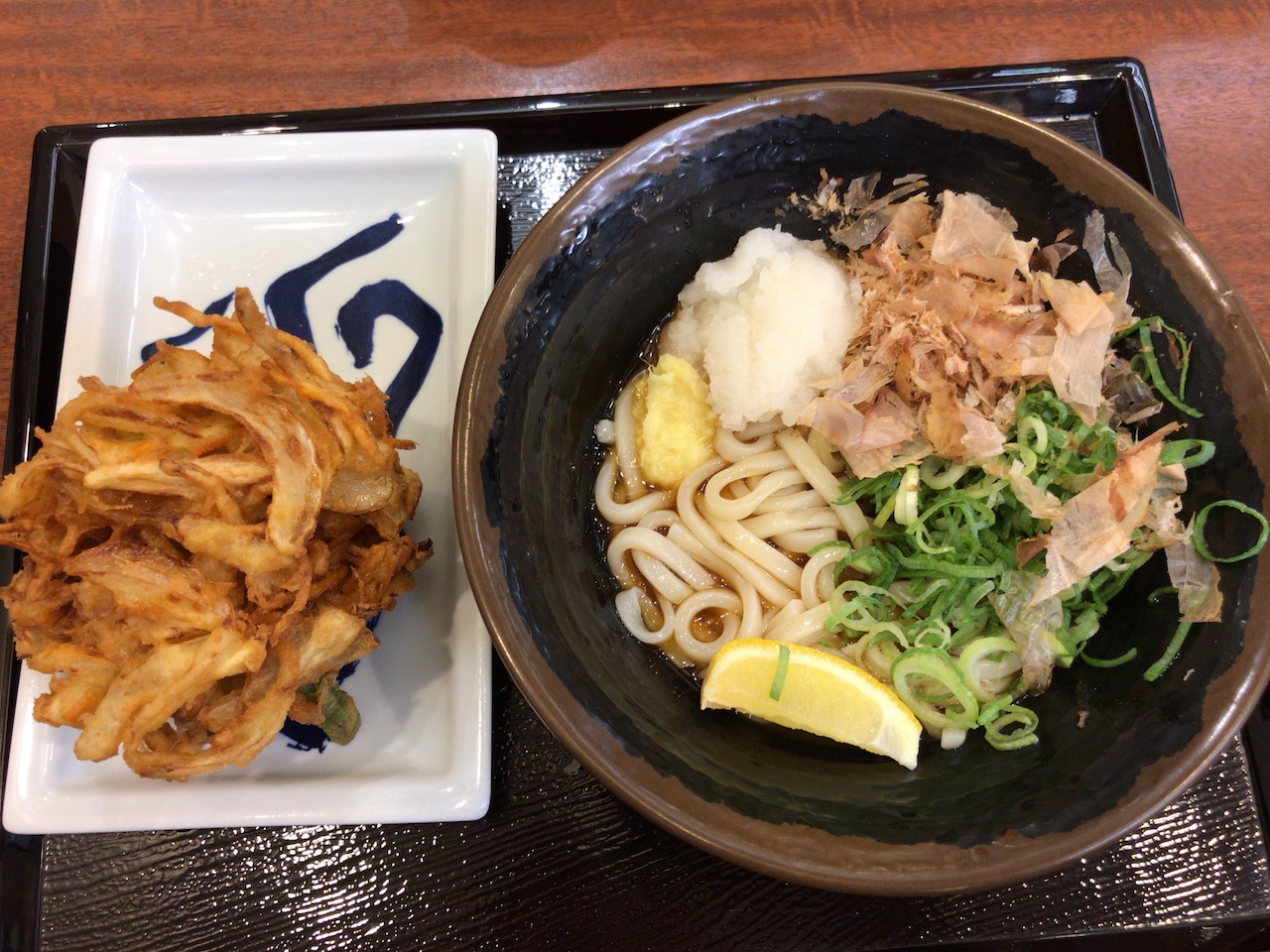 姫路駅ナカのつるまる饂飩（うどん）は具だくさんで安くて美味い！